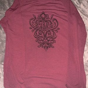 Women top light tread sweater with black diamond appliqué